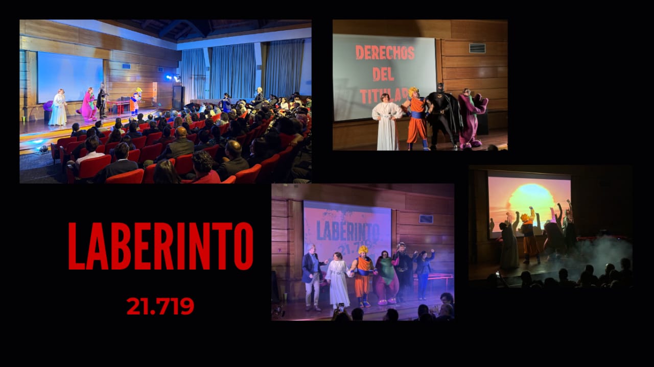 Collage de la función Laberinto 21.719: auditorio lleno, pantalla con el texto Derechos del Titular, y elenco en escena